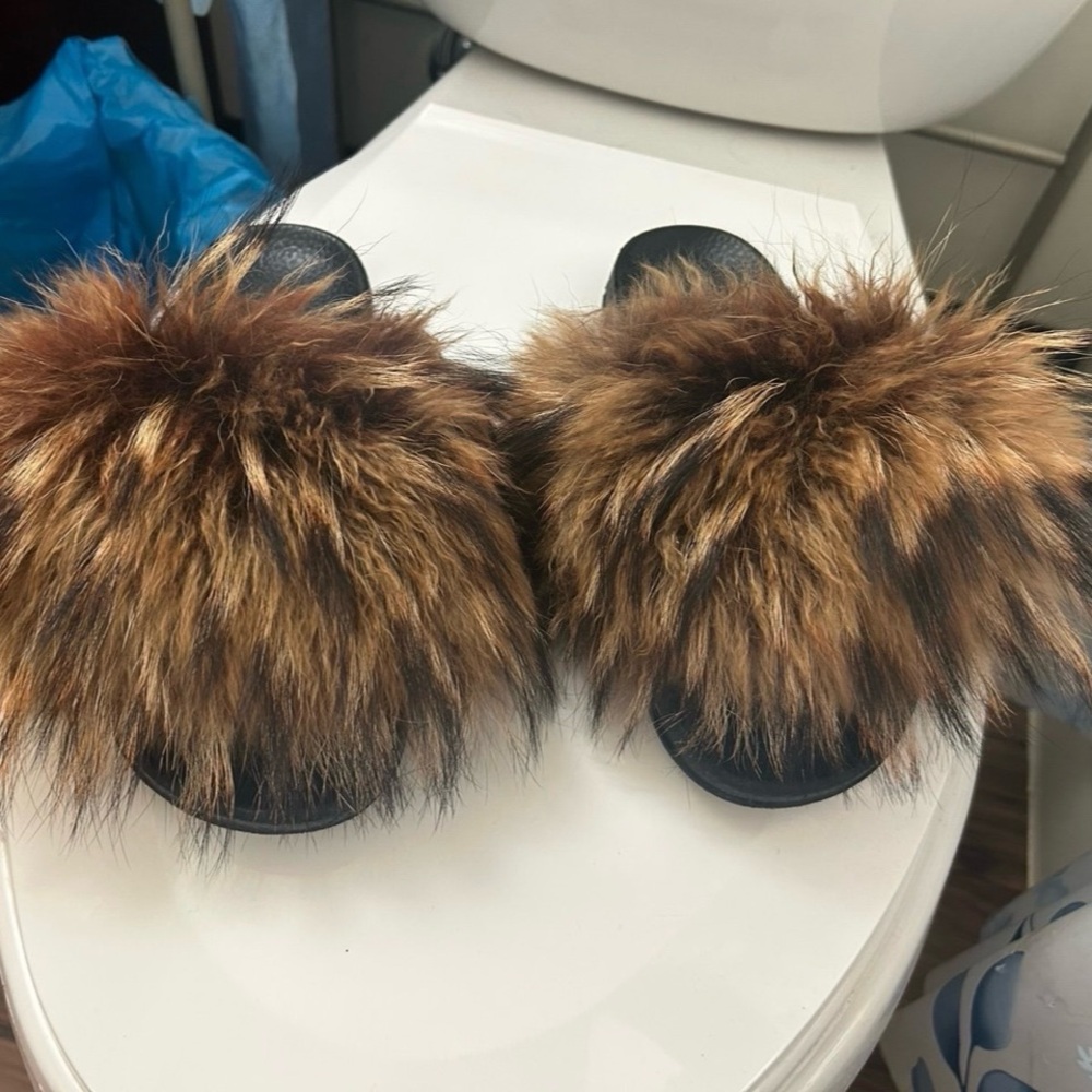 Woman’s Faux Fur Slide Slides with Brown and Black Accents (Size 7)